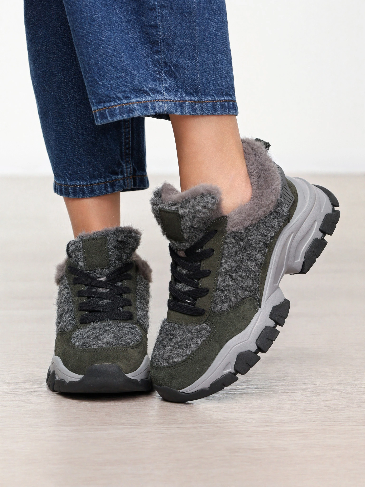 Кроссовки комбинированные с оторочкой мехом